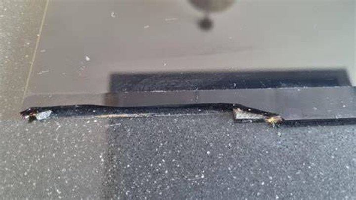 Can a cracked induction hob be repaired?