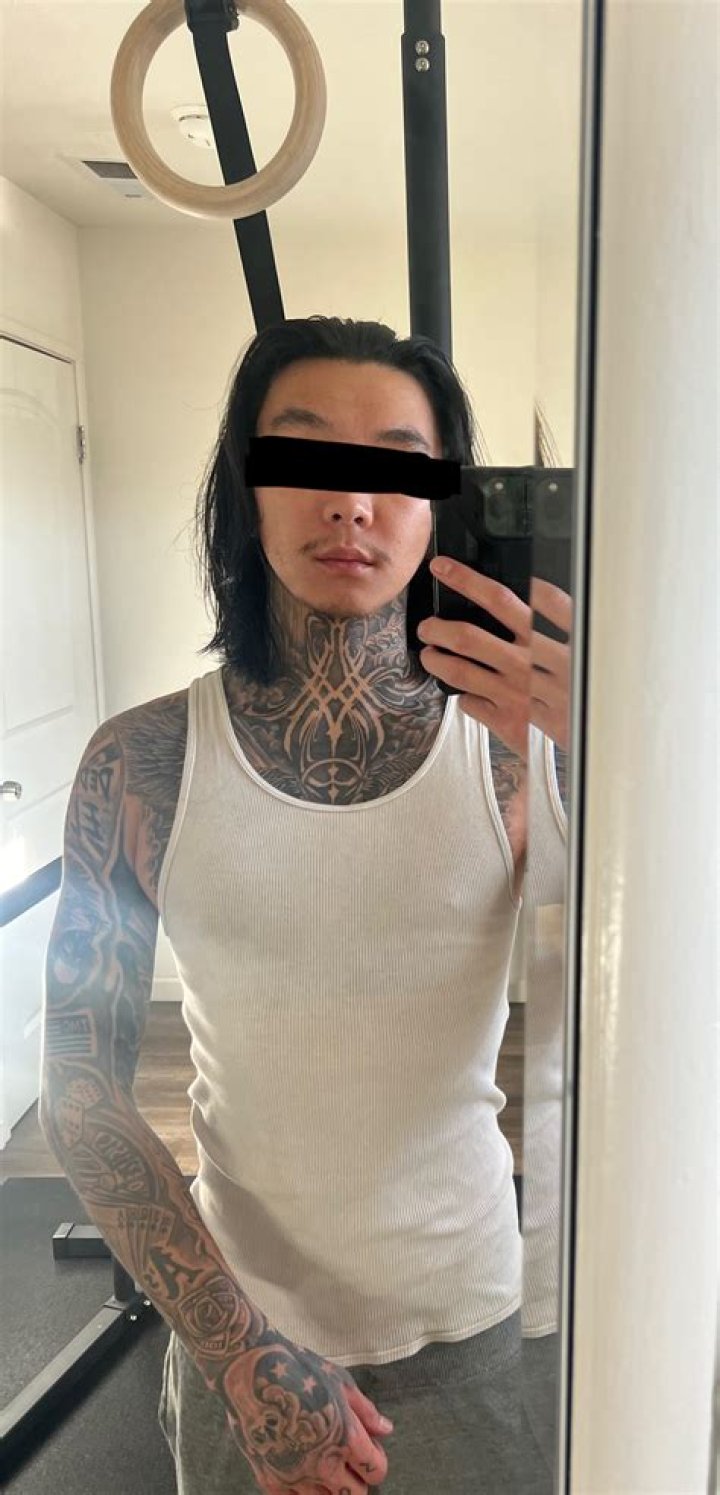 Can EMT have tattoos?