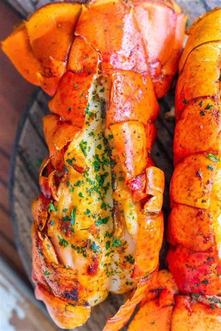 Can you freeze a cooked lobster in the shell?