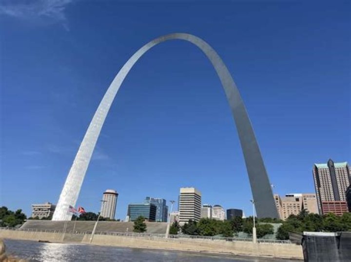 Did anyone die while building the St Louis Arch?