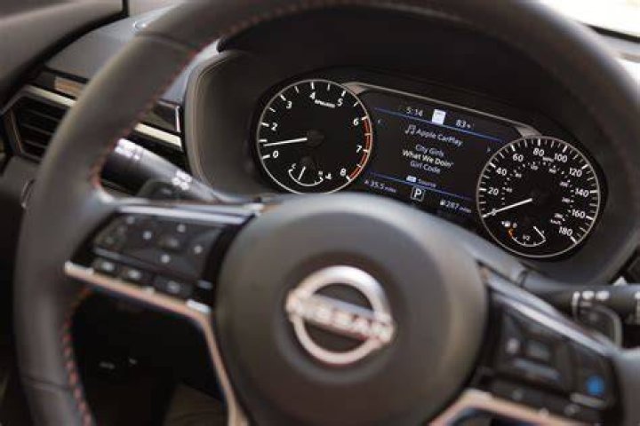 Does a 2006 nissan altima have a aux input?