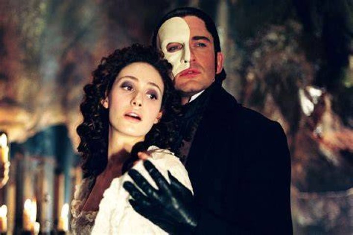 Does Gerard Butler sing in Phantom of the Opera movie?
