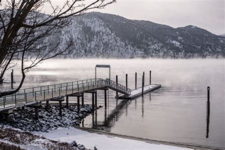 Does Lake Chelan freeze in the winter?