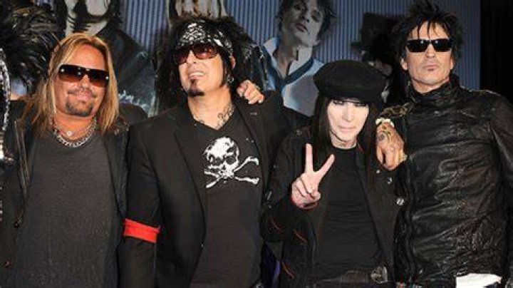 Does Motley Crue still perform?