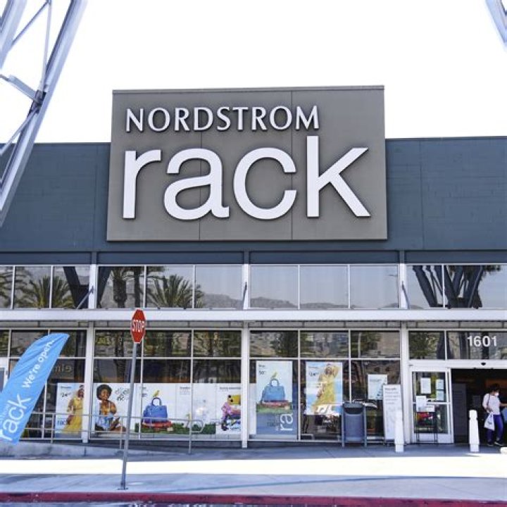 Does Nordstrom do alterations for free?
