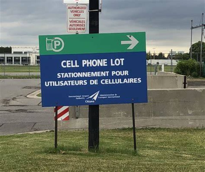 Does Norfolk Airport have a cell phone lot?