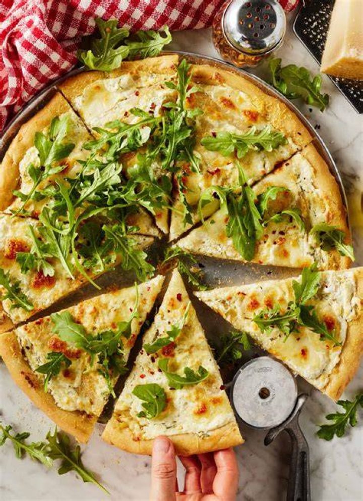 Does Pizza Hut have white sauce pizza?