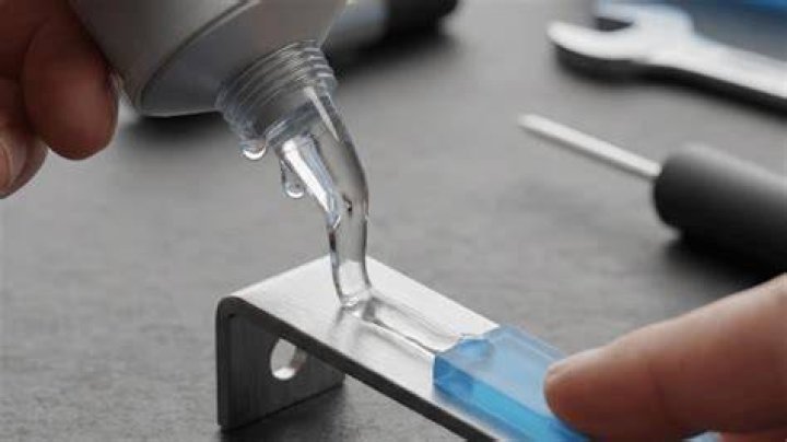 Does silicone stick to stainless steel?