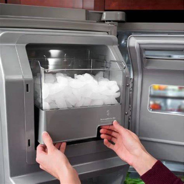 How do I set the timer on my ice maker?