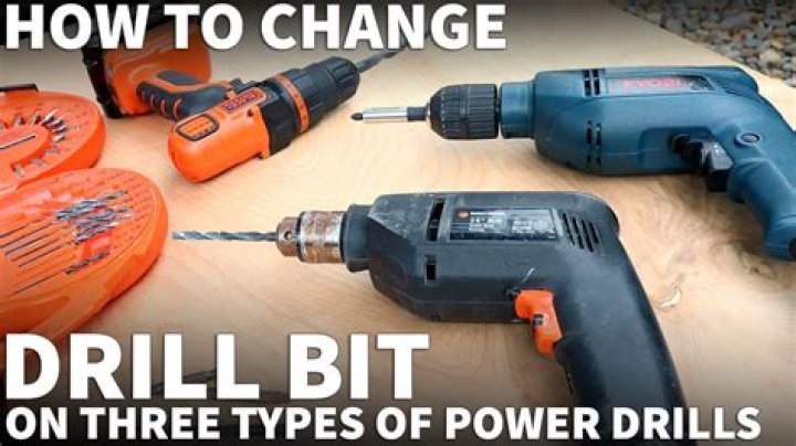 How do you change the drill bit on a Makita cordless drill?