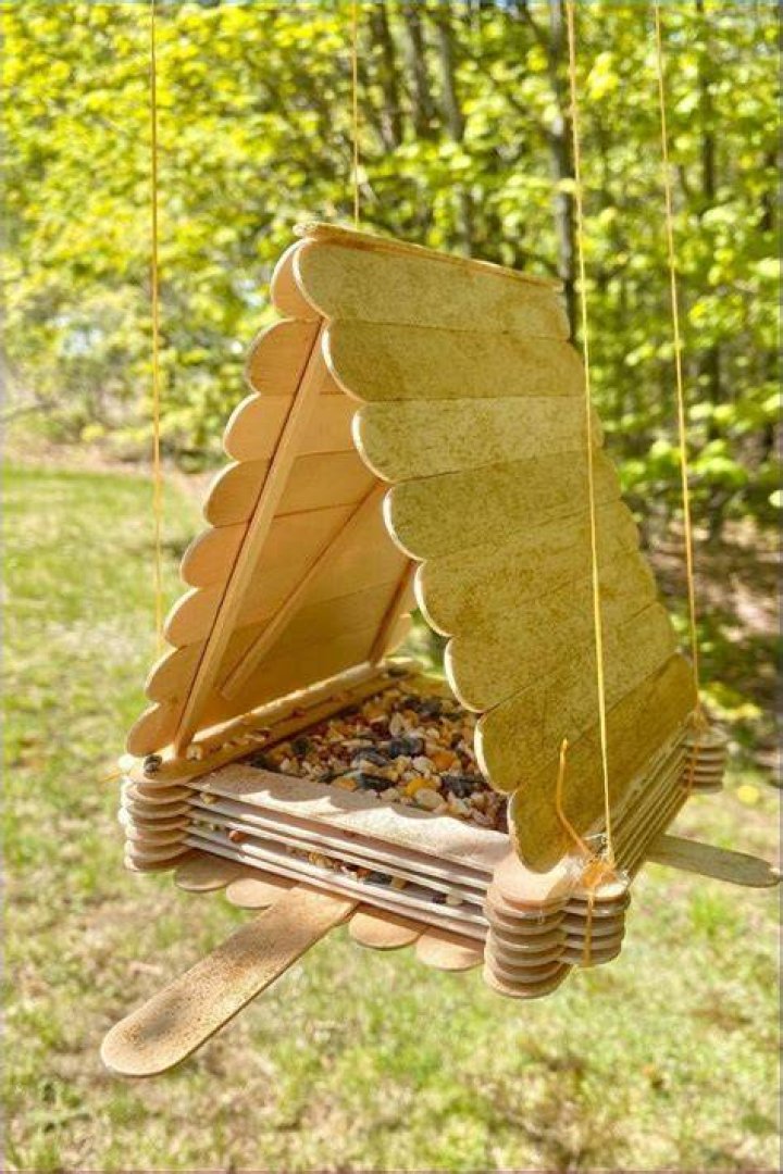 How do you keep a bird feeder from swinging?