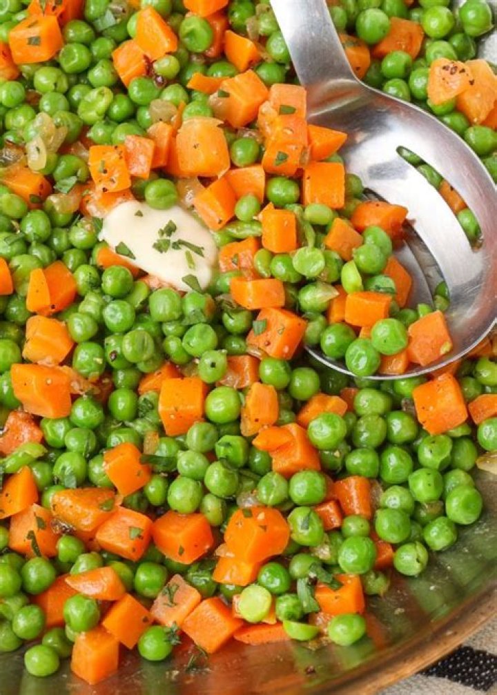 How do you thaw frozen peas for salad?