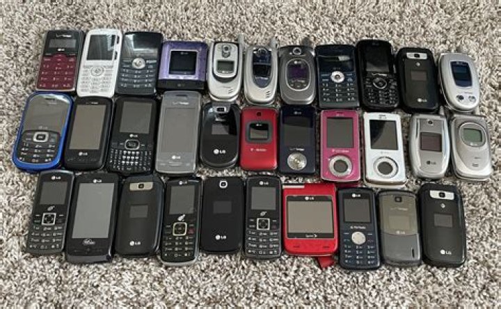 How do you turn on an old LG phone?