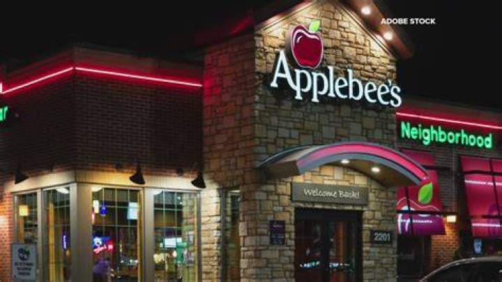 How late is Applebees kitchen open?