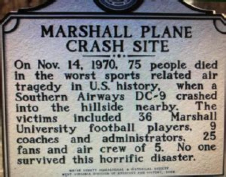 How many football players died in the Marshall plane crash?