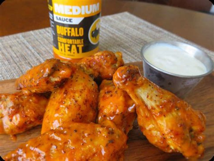 How many traditional wings are in a medium at Buffalo Wild Wings?