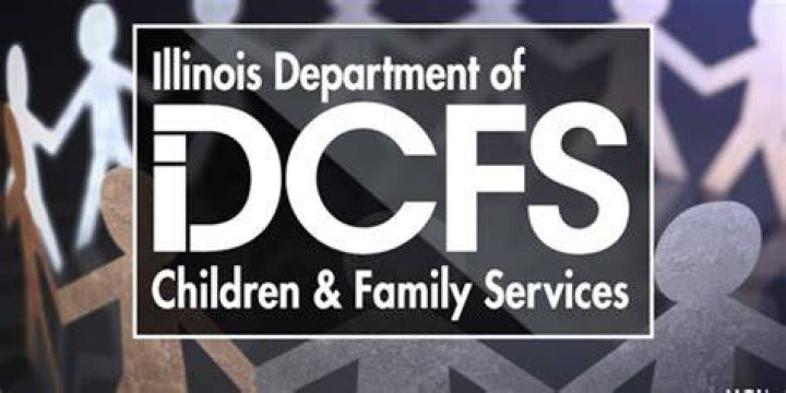 How much do DCFS workers make in Illinois?