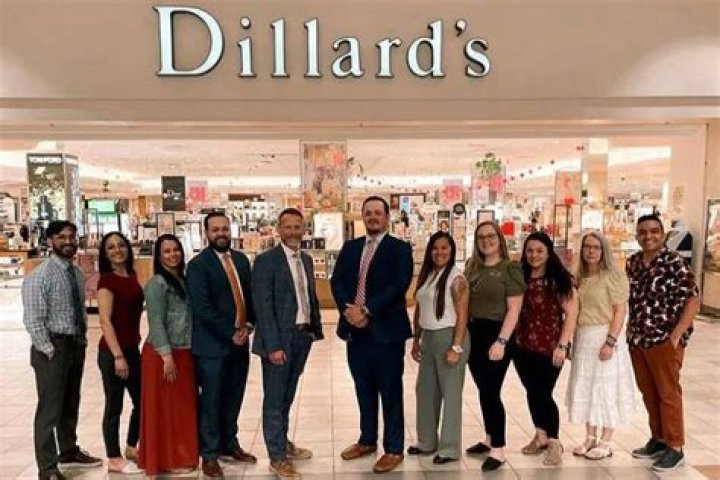 How much do Dillards store managers make?