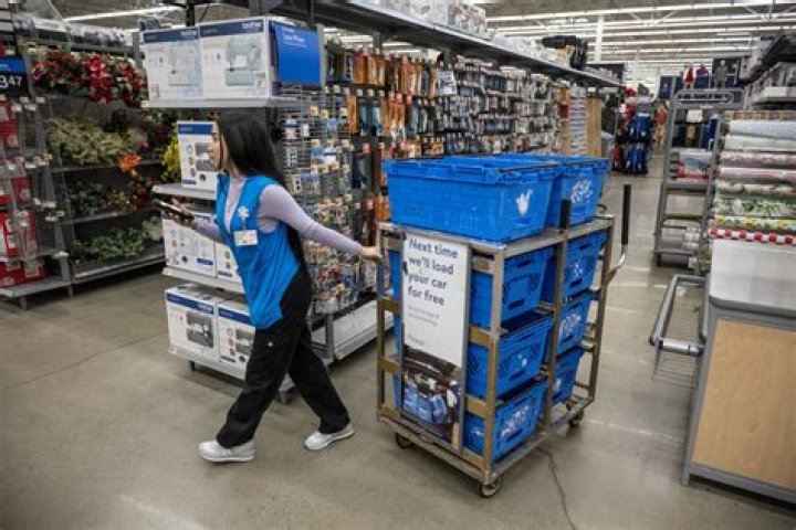 How much do Walmart stockers make an hour?