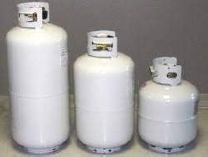 How much does a 20 gallon propane tank weigh?