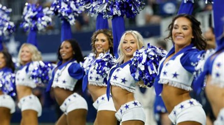 How much does a 49er cheerleader get paid?