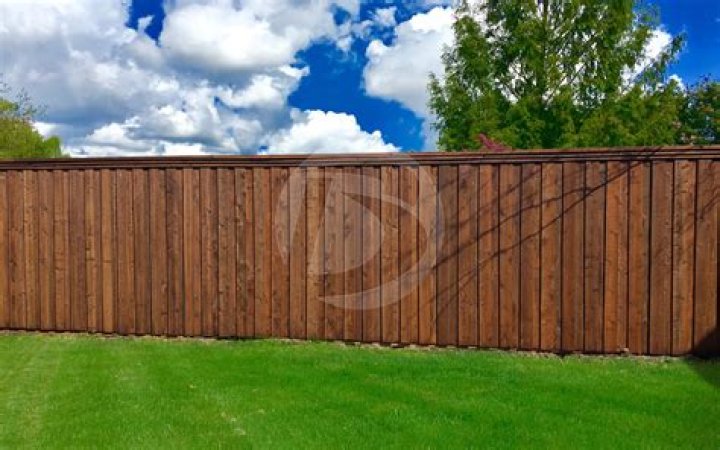 How much does it cost to stain wood fence?