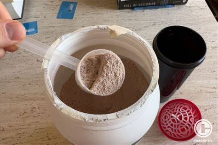 How much is a scoop of protein powder in cups?