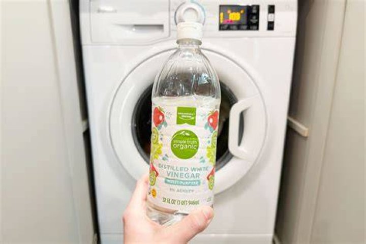 How much vinegar do you use to clean water?