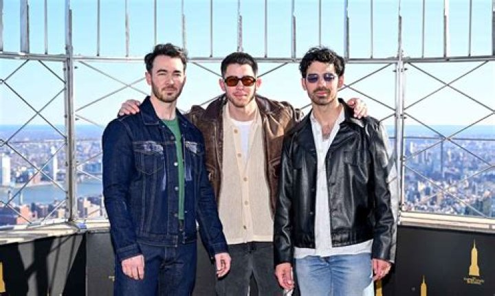 Is Jonas and Gabriel in gathering blue?