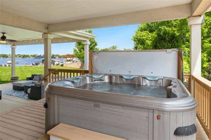 Should my hot tub pump run all the time?