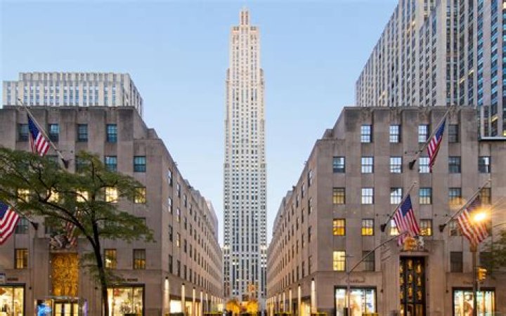 What airport is closest to Rockefeller Center?
