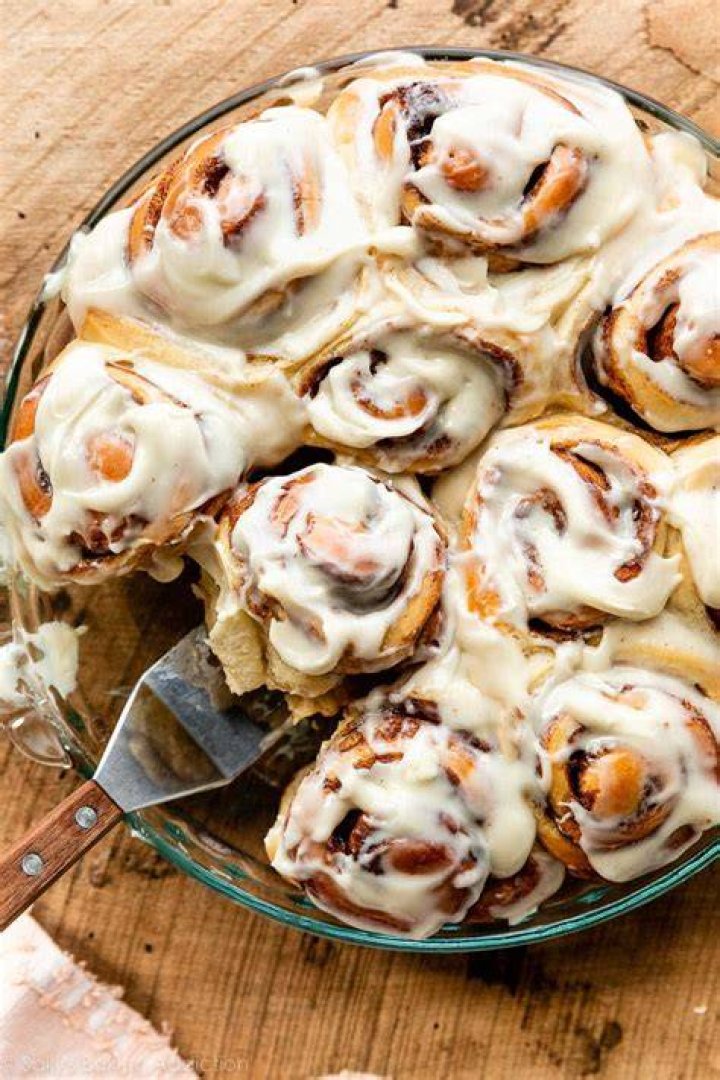 What are Cinnabon Delights made of?