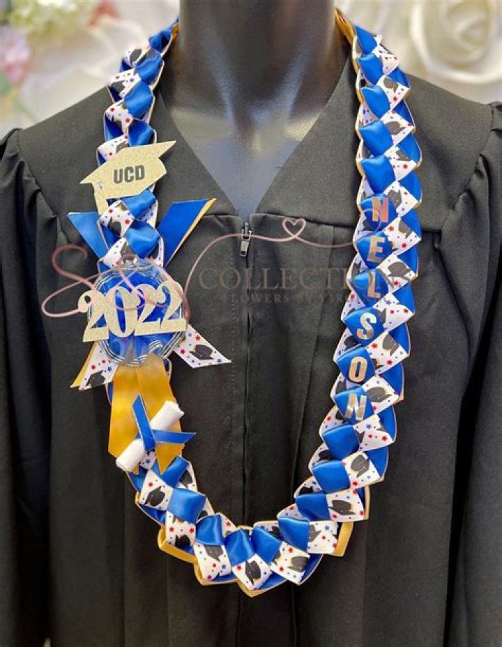 What are the things that go around your neck at graduation?