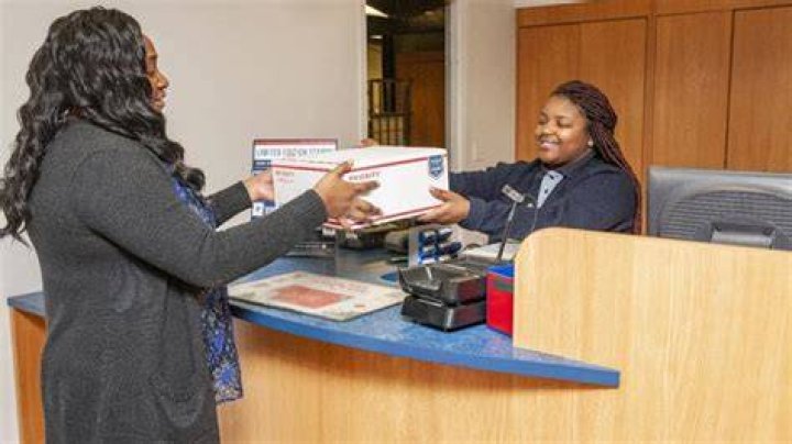 What does a PSE Sales & Svcs Distribution Associate do?