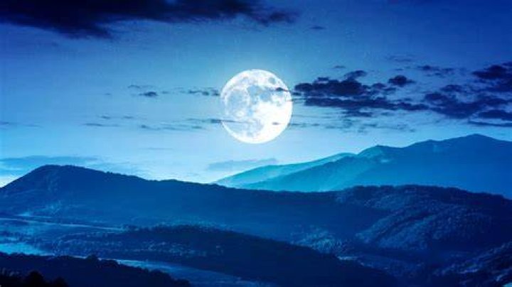 What does it mean to have a blue moon in your eye?
