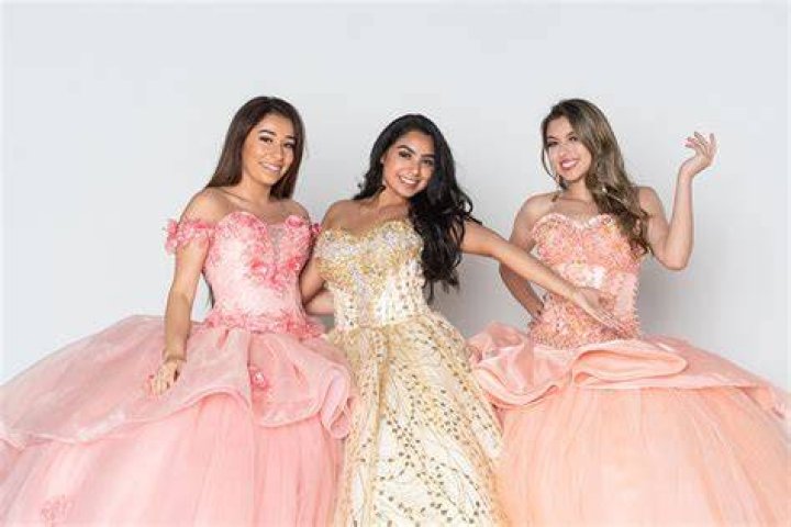 What does the ring mean in a quinceanera?