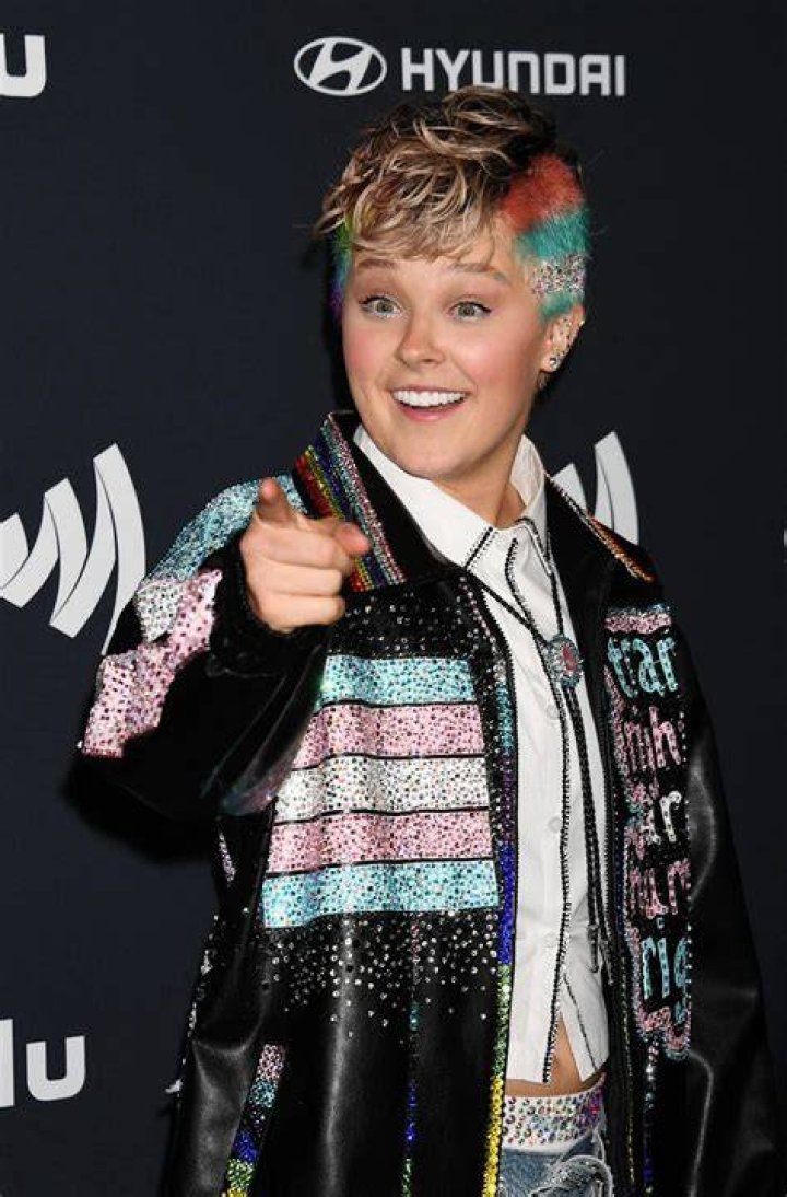 What high school does JoJo Siwa go to?