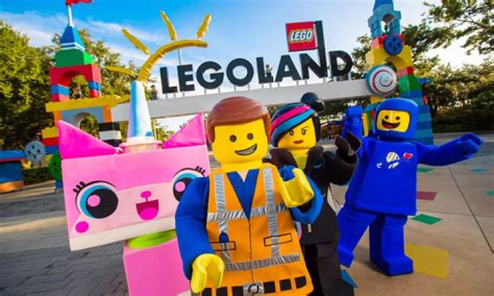 What is the difference between Legoland and Legoland Discovery Center?