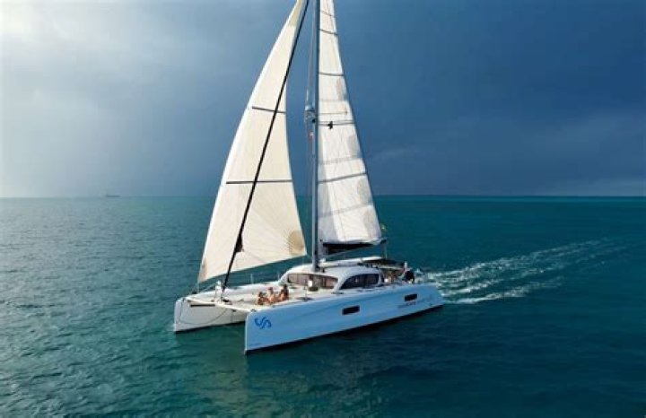 What kind of boat is sailing La Vagabonde?