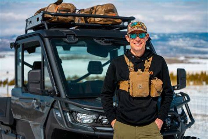 What kind of gun does Steven Rinella use?