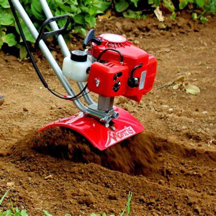 What kind of oil does a Mantis Tiller use?