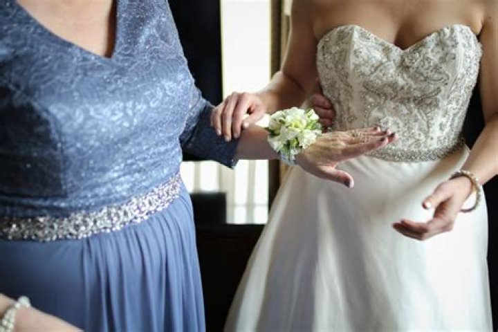 What side should a woman wear a corsage?