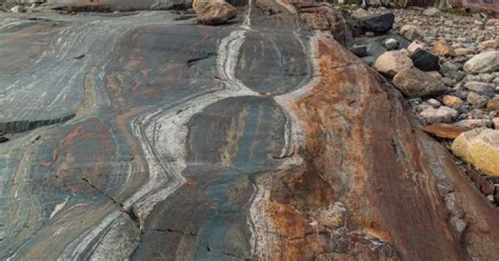 Where are the oldest rocks in the ocean found?