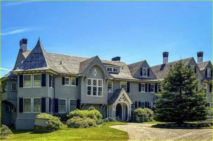 Where is John Travolta’s house in Maine?