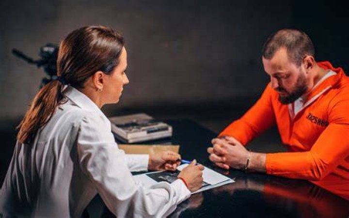 Who do forensic psychologists work with?