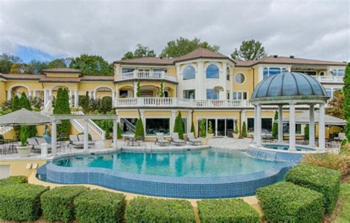 Who owns Villa Collina in Knoxville TN?