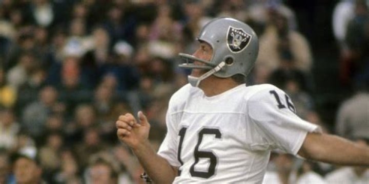 Who wore number 25 for the Oakland Raiders?