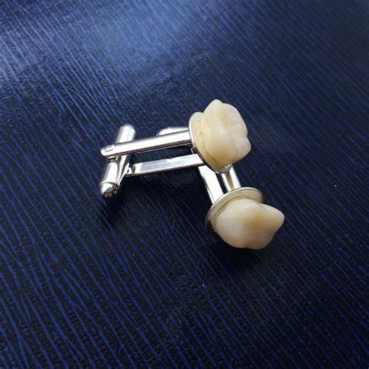 Why does wolfsheim have molar cufflinks?